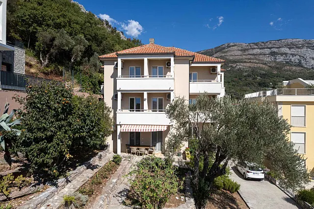 House with apartments for sale in Buljarica 