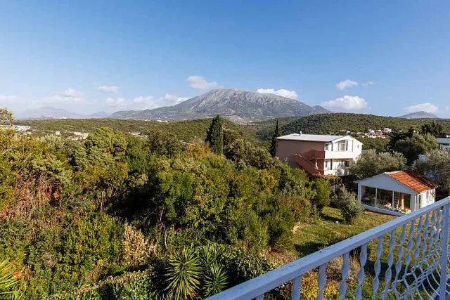 Green Area & Mountain Views: Your Dream Home — photo 15