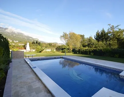 Großes Haus in Sutorina mit Swimmingpool und großem Garten