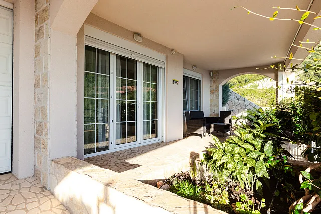 Elegance and serenity in a luxurious villa with natural views. — photo 14