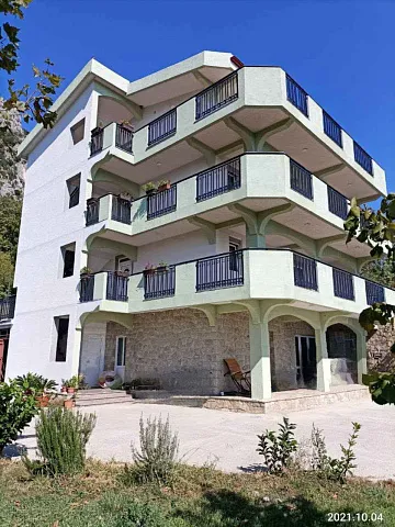 House with three apartments in Zagrađe, Sutomore — 450 m² — photo 4