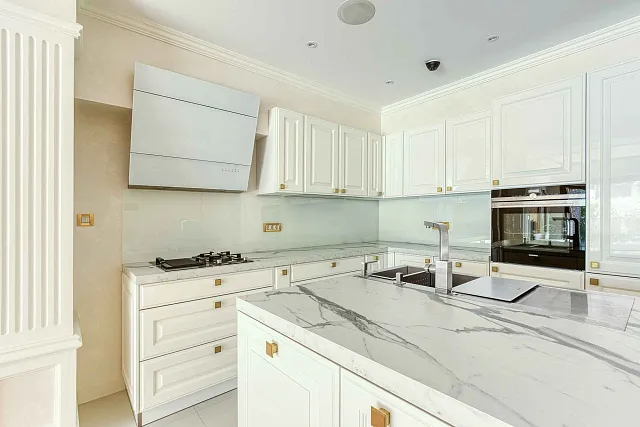 Luxurious One-Bedroom Apartment with Designer Interior — photo 15