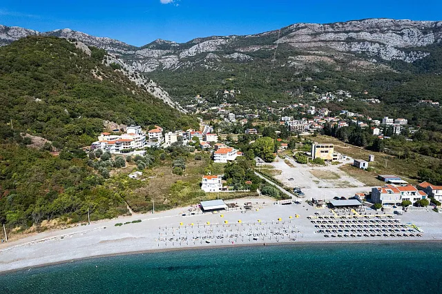 House with apartments for sale in Buljarica 