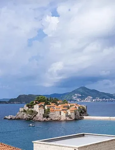 Spacious duplex apartment with sea view in Sveti Stefan — photo 40