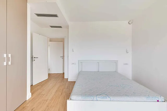 LUXURY THREE-BEDROOM APARTMENT WITH BREATHTAKING SEA VIEWS — photo 17