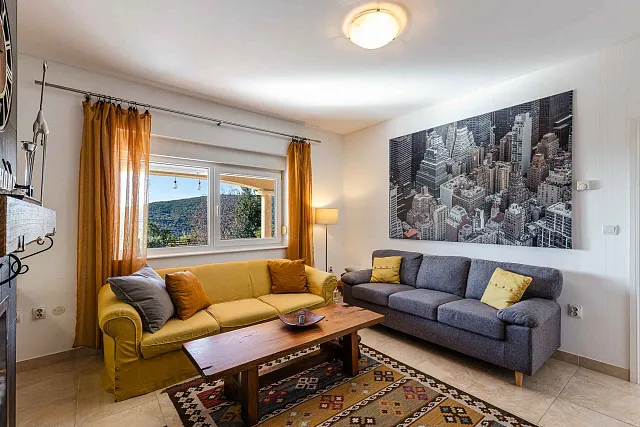 Family Home with Panoramic Nature Views — photo 18