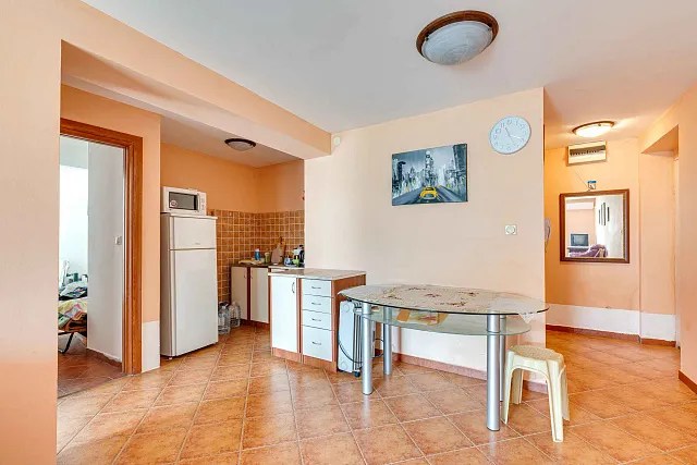 Spacious Two-Bedroom Apartment with Terrace Near Budva Centre — photo 4