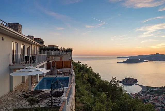 A complex of modern villas with a beautiful view — photo 4