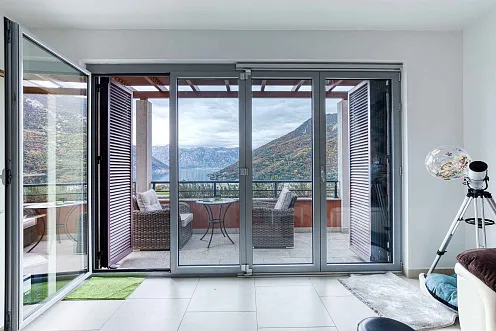 Modern One-Bedroom Apartment with Sea & Mountain Views — photo 2