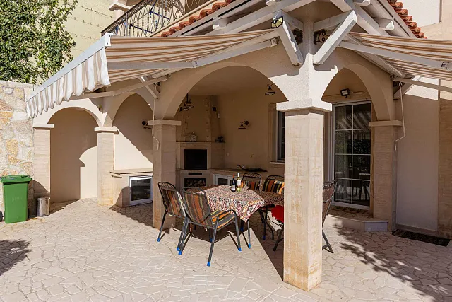 Elegance and serenity in a luxurious villa with natural views. — photo 19