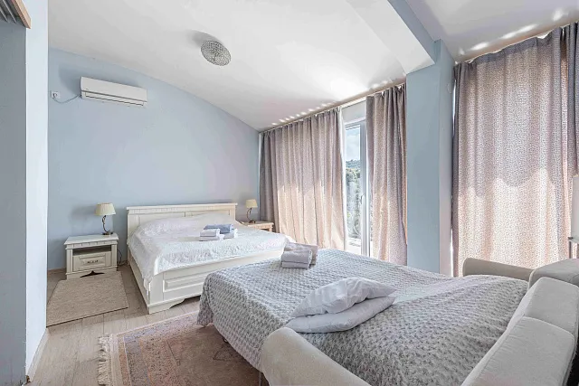 A luxurious villa with swimming pool in Utjeha — photo 4