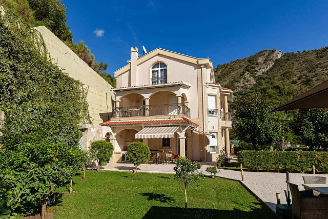 Elegance and serenity in a luxurious villa with natural views. — photo 17