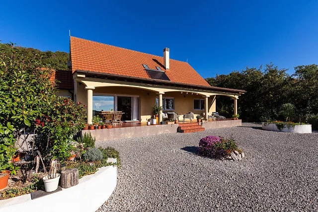 Family Home with Panoramic Nature Views — photo 49