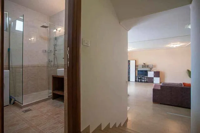 Spacious one-bedroom apartment in Budva with sea view — photo 9