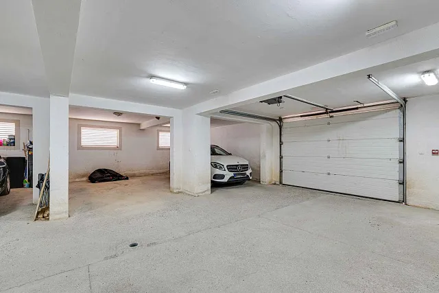 Modern One-Bedroom Apartment with Large Terrace and Garage in Bečići — photo 11
