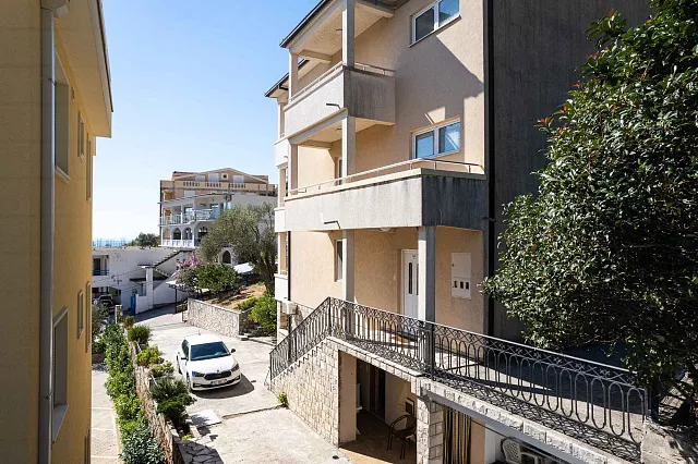 House with apartments for sale in Buljarica  — photo 4