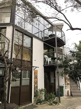 Three-bedroom apartment with three apartments on the side