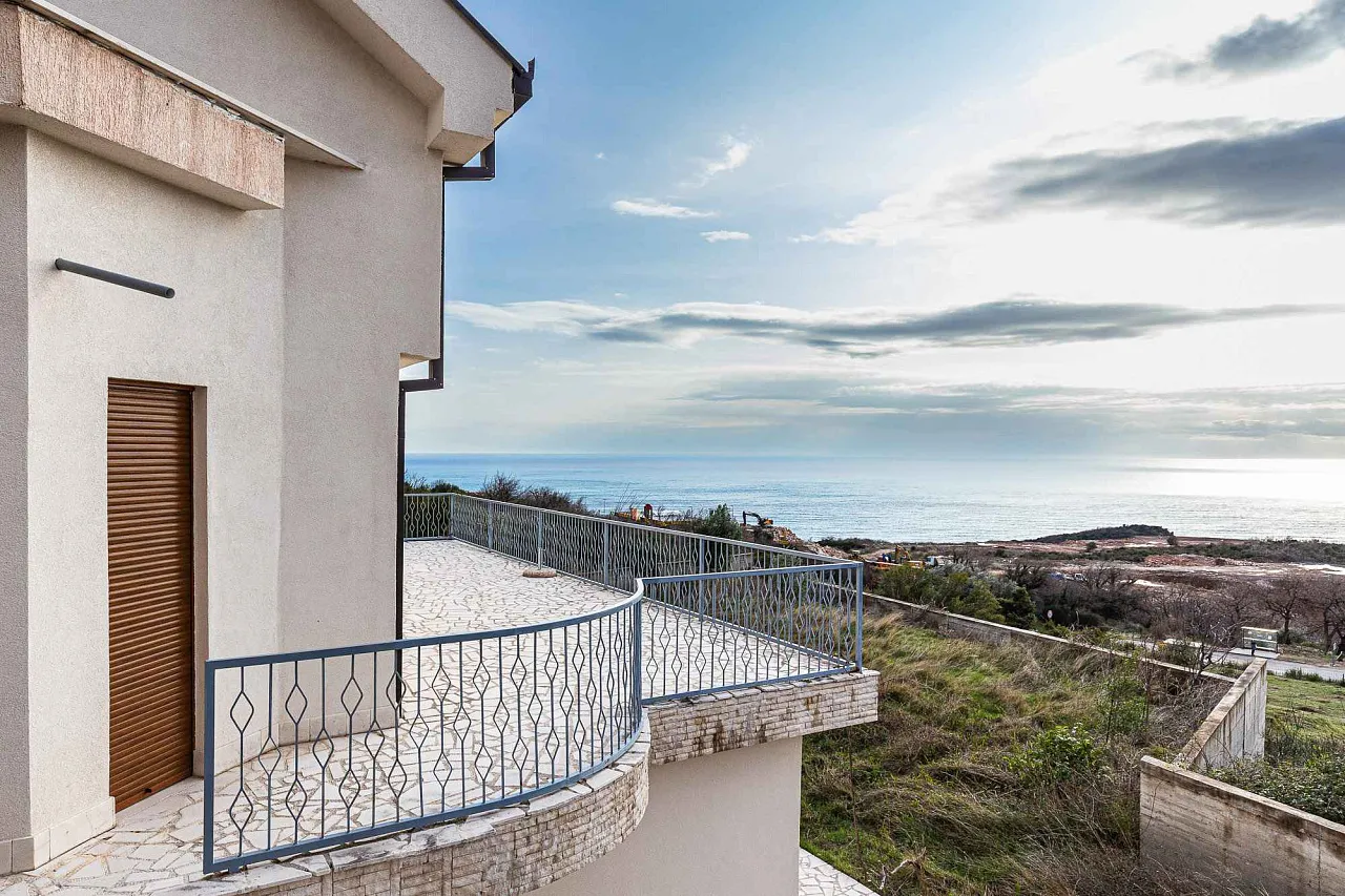 Geräumiges 3-stöckiges Haus mit Meerblick in Blizikuce