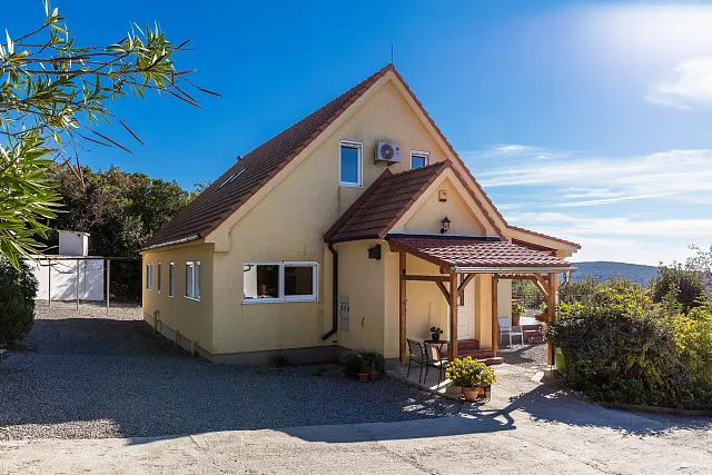 Family Home with Panoramic Nature Views — photo 55