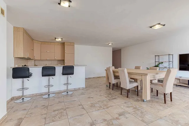 FOR SALE: SPACIOUS, FULLY FURNISHED APARTMENT IN BUDVA WITH GARAGE — photo 14