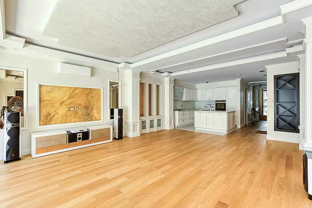 Luxurious One-Bedroom Apartment with Designer Interior — photo 19