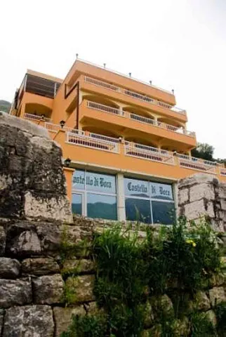 Hotel on the front line in Stoliv — photo 10