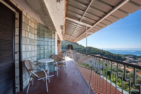 1,2 floors in House for sale in Pržno, near Sveti Stefan – prime location.