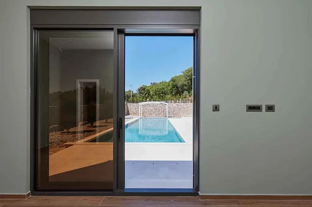 Luxury villa with pool and spectacular sea view — photo 13