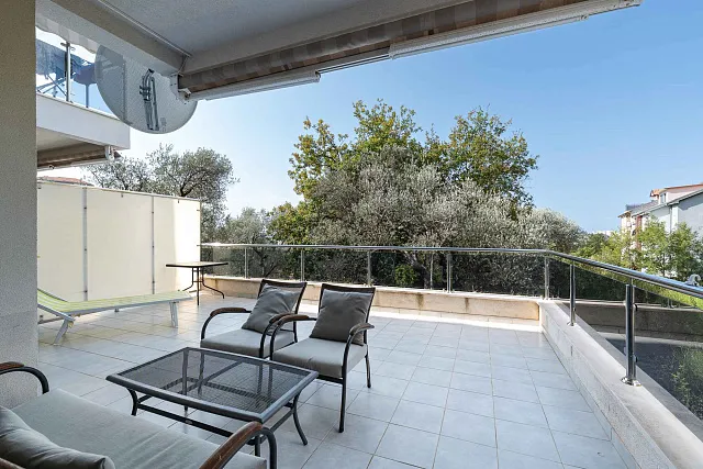 Modern One-Bedroom Apartment with Large Terrace and Garage in Bečići — photo 5