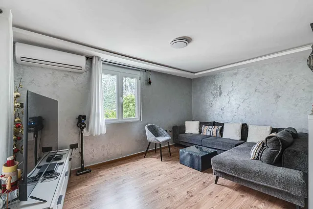 A renovated 4-bedroom, 120 m² house with views of Kotor Old Town