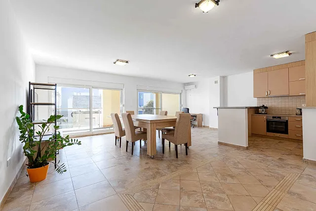 FOR SALE: SPACIOUS, FULLY FURNISHED APARTMENT IN BUDVA WITH GARAGE — photo 4