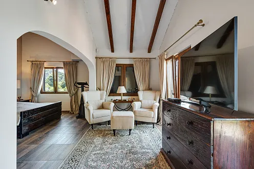 Exclusive Modern House with Authentic Character, Wine Cellar and Panoramic Views