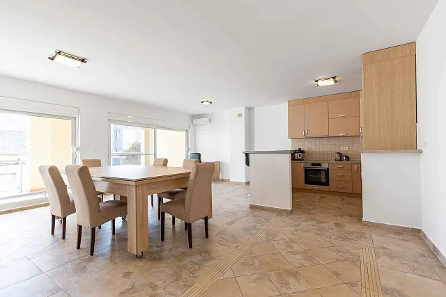 FOR SALE: SPACIOUS, FULLY FURNISHED APARTMENT IN BUDVA WITH GARAGE — photo 5