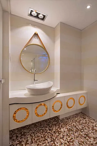 Super luxurious three-story triplex apartment with a jacuzzi and sauna — photo 8