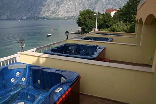Hotel on the front line in Stoliv — photo 16