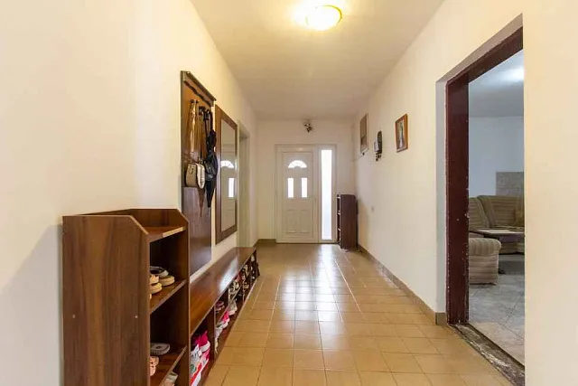Three-story furnished house in Sutomore — photo 15