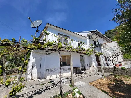Haus in Budva mit Panoramablick auf das Meer und die Stadt