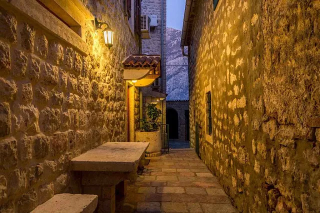 Two houses with restaurant on the front line — photo 6