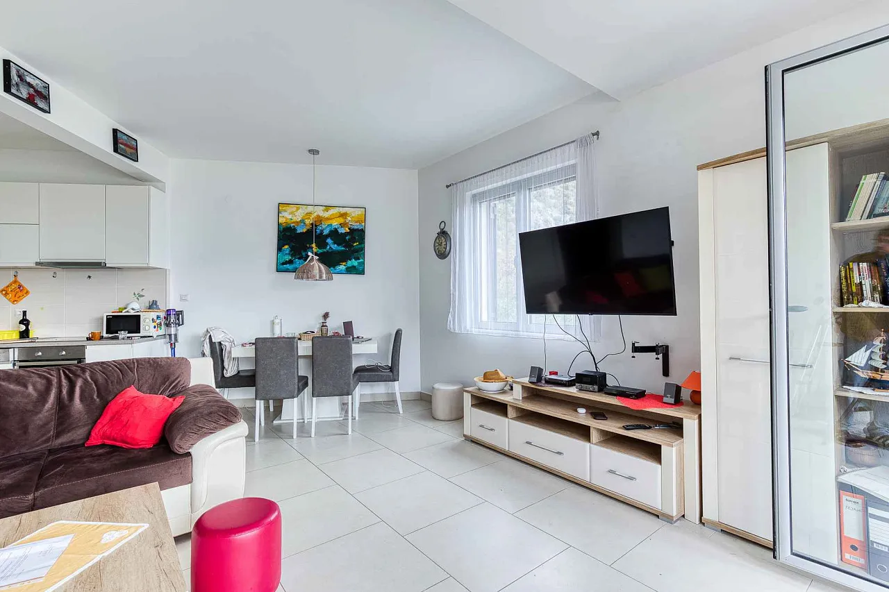Modern One-Bedroom Apartment with Sea & Mountain Views