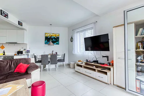 Modern One-Bedroom Apartment with Sea & Mountain Views