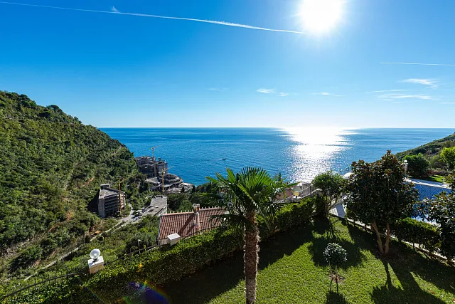 Elegance and serenity in a luxurious villa with natural views. — photo 46