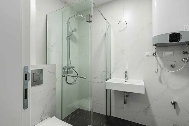 One bedroom apartment in Becici with a sea view — photo 8