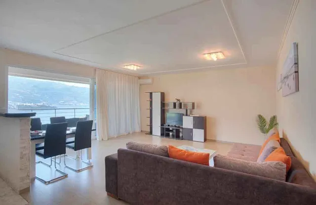 Spacious one-bedroom apartment in Budva with sea view — photo 4