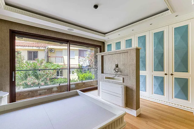 Luxurious One-Bedroom Apartment with Designer Interior — photo 4