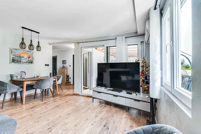 A renovated 4-bedroom, 120 m² house with views of Kotor Old Town — photo 5