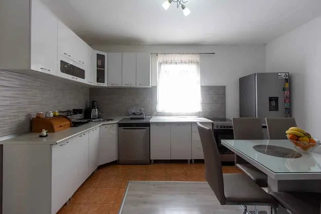 Three-story furnished house in Sutomore — photo 5