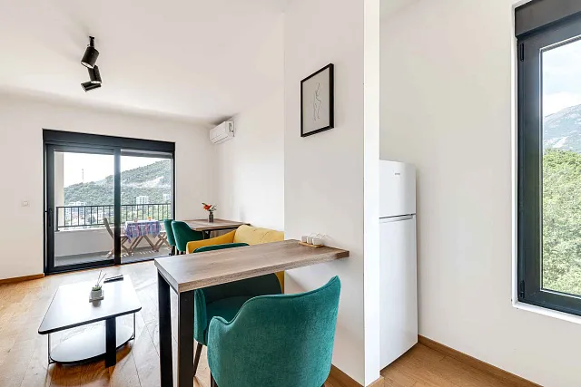 Furnished one bedroom apartment with a sea view and garage space in a new building — photo 4
