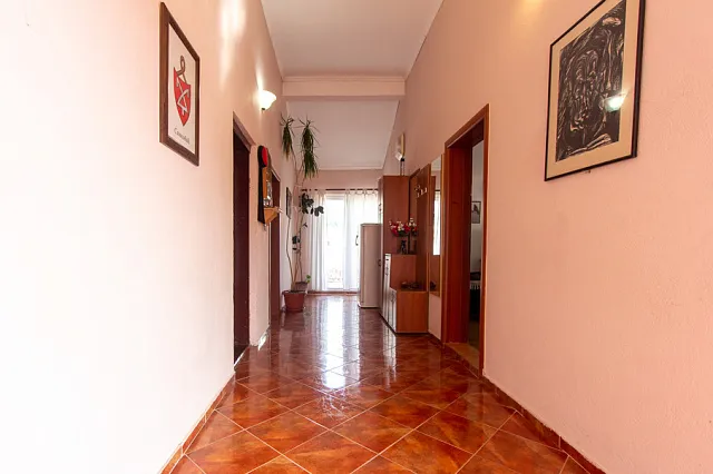 Three-story furnished house in Sutomore — photo 13