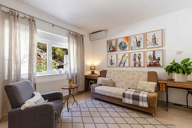 Family Home with Panoramic Nature Views — photo 30