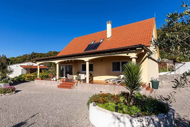 # 6114 Family Home with Panoramic Nature Views — photo 3